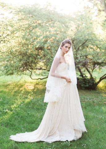 Cassia Chantilly Lace Fingertip Veil